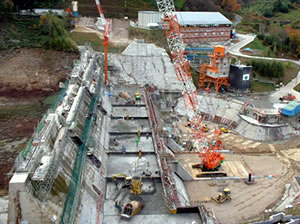 改修中の三高ダムの写真