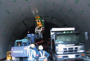 Steel plate reinforcement method: This technology makes it possible to strengthen the concrete surfaces of tunnels that have deteriorated from age.