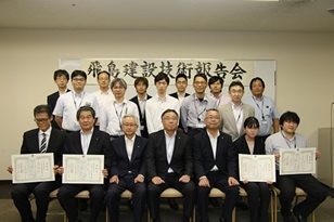 本部長賞　喜びの受賞者の写真