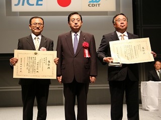 「第17回国土技術開発賞」左から沼田部長、太田国土交通大臣、伊藤社長