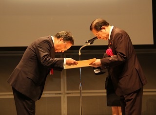 「第17回国土技術開発賞」太田大臣より表彰をうける伊藤社長