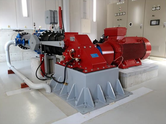 水車・発電機（水車：横軸クロスフロー　定格出力136kW）の写真