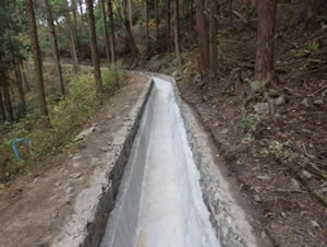 落合平石小水力発電所 石積み水路補修後の写真