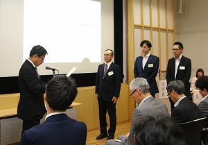 平成27年度地盤工学会地盤環境賞 表彰式の様子の写真