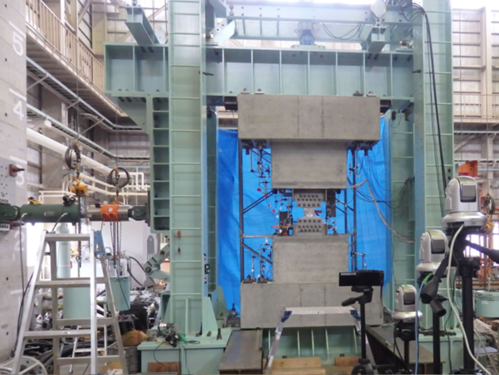 写真-2　RC造間柱試験状況(PC鋼棒型)