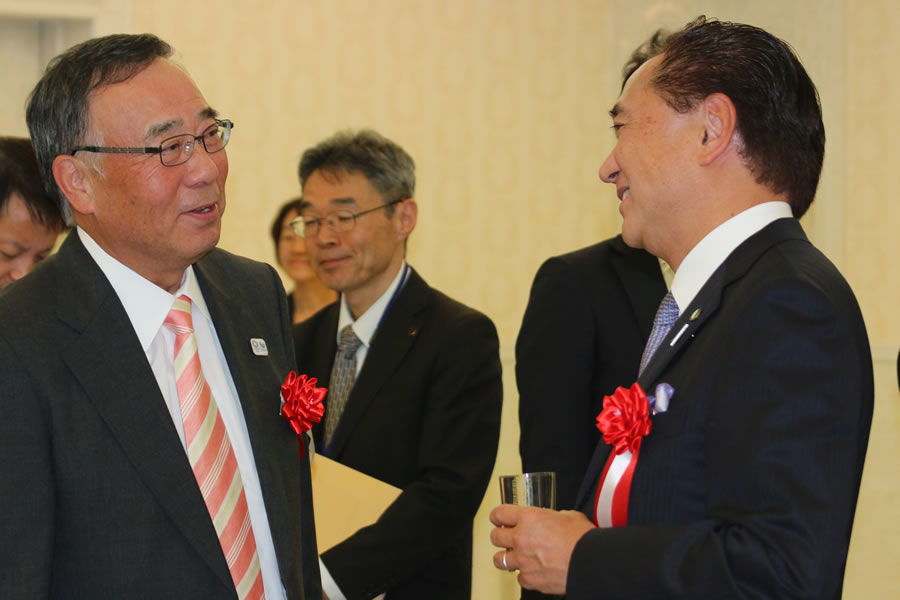 伊藤会長と黒岩県知事の写真