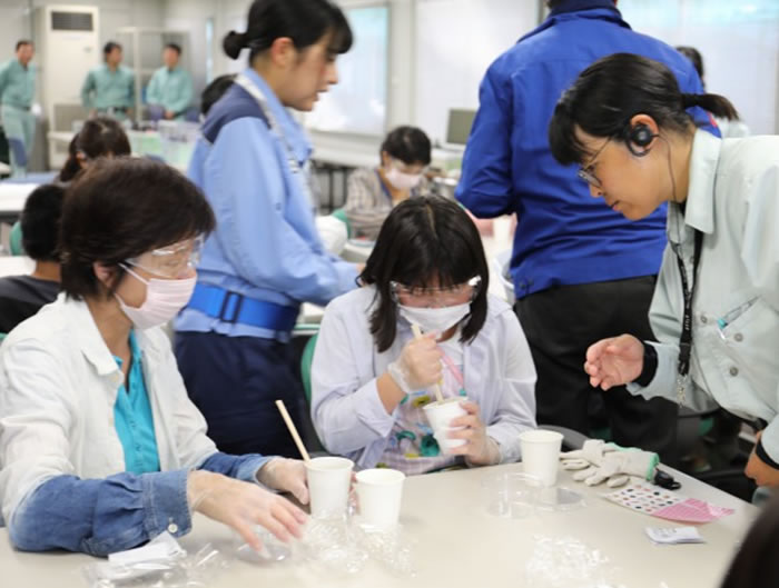 ものつくり体験の様子　 参加者と小原理恵さん（首都圏土木支店　JS町田17作業所）の写真