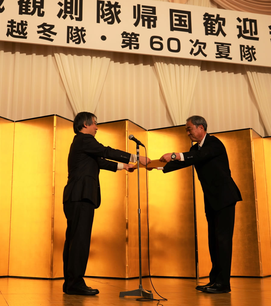 彰状を授与される 荒尾拓司 建築事業本部長 の写真