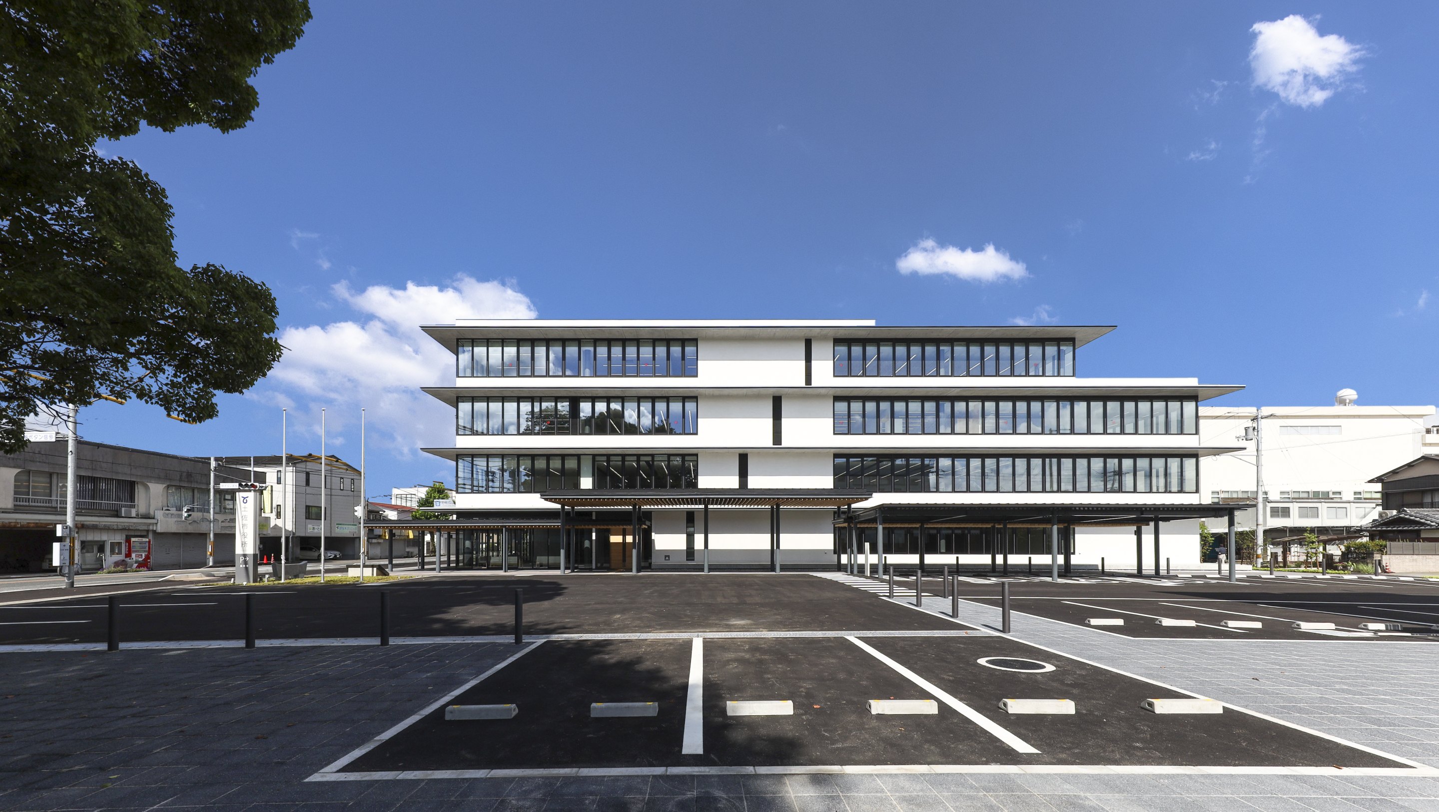 土佐市新庁舎（高知県）東面外観 の写真