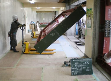 仙台市役所本庁舎及び議事堂（4）建込1：チェーンブロックで引き上げの写真