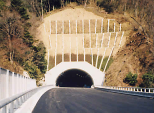 中央自動車道改築 新岩殿トンネル（山梨県）の写真