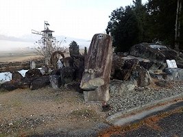 長野県北安曇郡白馬村三日市場地区 石碑の被害の写真