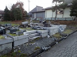 長野県北安曇郡白馬村三日市場地区 墓地の被害の写真