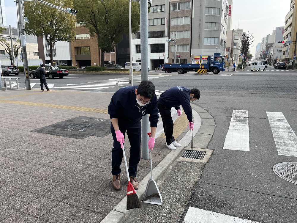 ピンクの軍手で清掃活動