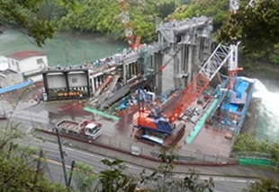 改造工事中の西郷ダムの写真