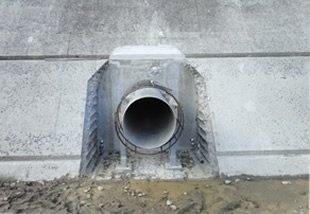 放流管(φ600)据付、閉塞コンクリート完了の写真
