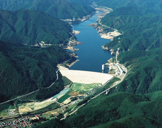 Completion of a large-scale rock-filled dam